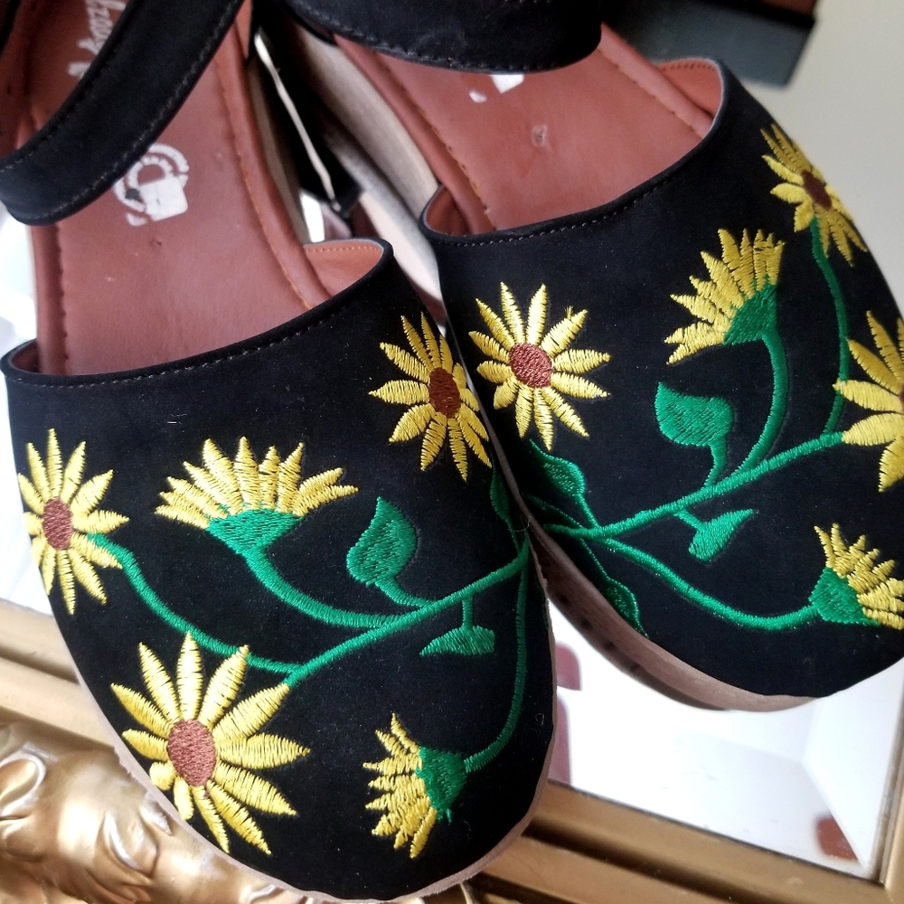 ❗Sunflower Hand Embroidered Suede Leather Black Heeled Wedges 7❗